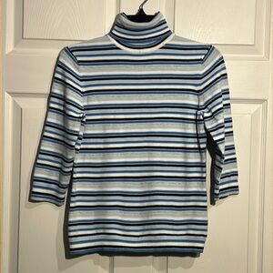 Gap women’s blue, gray and white striped turtleneck. Size Small.